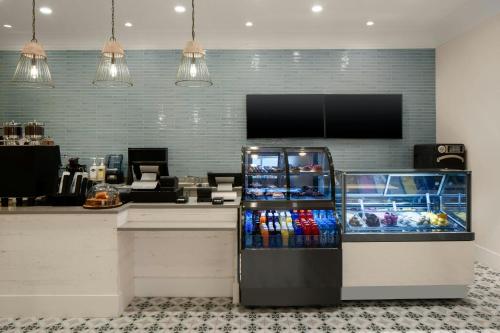 The Belgrove Resort & Spa, West Palm Beach, Autograph Collectionにあるキッチンまたは簡易キッチン