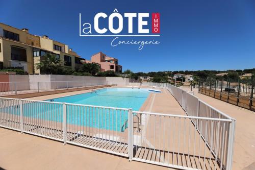 une porte autour d'une piscine dans un immeuble dans l'établissement Les Marines, à Sausset-les-Pins