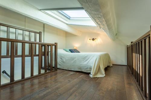 une chambre avec un lit et une lucarne dans l'établissement Vieil Antibes Duplex lumineux vue imprenable - Climatisé, à Antibes