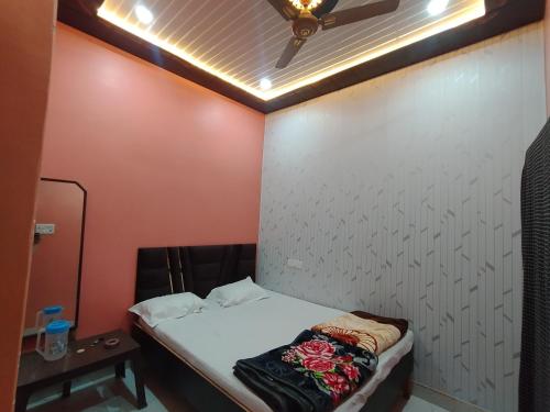 Postel nebo postele na pokoji v ubytování Maa mukteshwari home stay