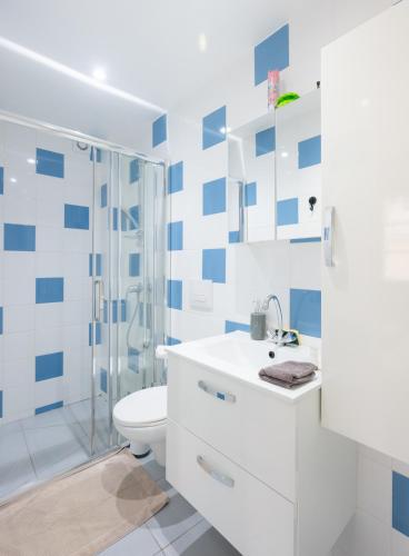 Photo de la galerie de l'établissement bleu lagon studio Moderne À 10 min de CDG et du parc expositions, à Tremblay-en-France