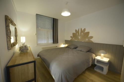 图尔昆Centre ville, Gare 600m, Prox Lille, Lit King size的一间带床、两盏灯和一扇窗户的卧室