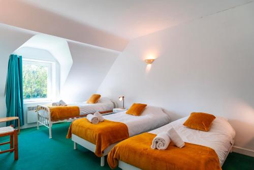 une chambre avec deux lits et une fenêtre dans l'établissement Kerlavarec - Belle maison avec grand jardin, à Locmariaquer