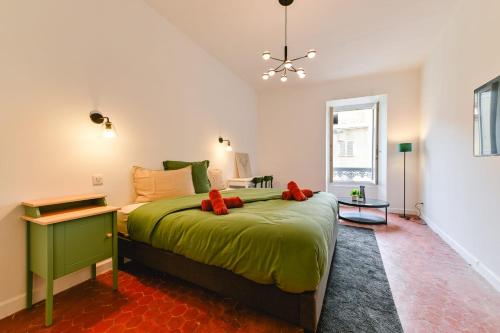 Flora - Hypercentral City trip Cozy - by TGB