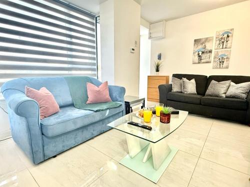 Ruang duduk di Walnut Luxurious 2-Bedroom with Ensuite - Parking, Netflix, WIFI - Close to Oxford, Bicester & Blenheim Palace