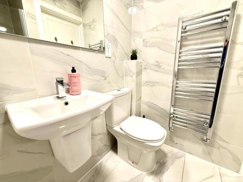 Bilik mandi di Walnut Luxurious 2-Bedroom with Ensuite - Parking, Netflix, WIFI - Close to Oxford, Bicester & Blenheim Palace