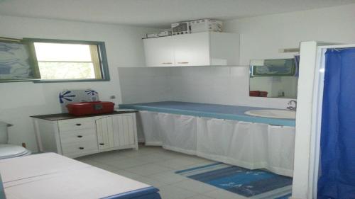 La salle de bains est pourvue d'un lavabo et d'un comptoir bleu. dans l'établissement ST CYPRIEN C17, à Porto-Vecchio