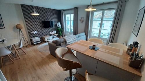 un salon avec une table et un canapé dans l'établissement Le Petit Cozy - T2 en centre-ville, à Poitiers
