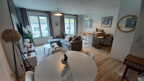 un salon avec une table et un canapé dans l'établissement Le Petit Cozy - T2 en centre-ville, à Poitiers