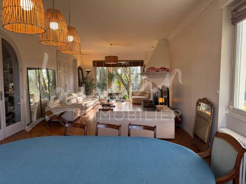 un salon avec un canapé et une table dans l'établissement Villa Coco - Prestations haut de gamme, à Arcangues