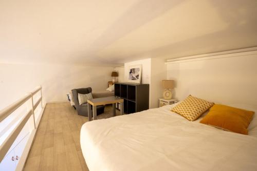 une chambre avec un lit, un bureau et une chaise dans l'établissement Studio 3 personnes avec terrasse 50 m de la Grande Plage Biarritz Surf, à Biarritz