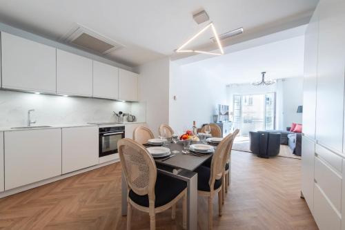 une cuisine et une salle à manger avec une table et des chaises dans l'établissement 3-Br apartment in the Golden Square, à Cannes