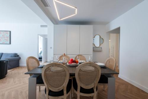 une salle à manger avec une table et des chaises dans l'établissement 3-Br apartment in the Golden Square, à Cannes