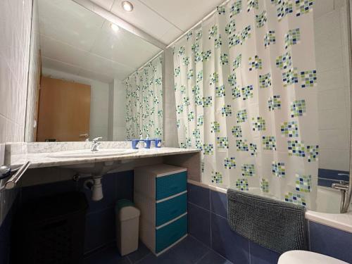 Koupelna v ubytování Bonito piso con piscina comunitaria AV-71