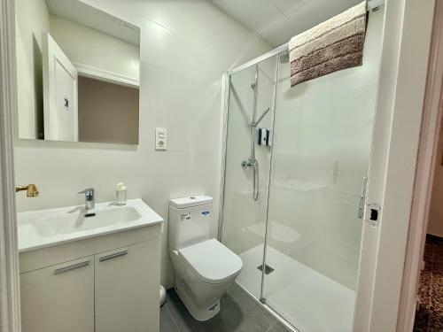 Un baño con ducha, inodoro y lavabo. en Habitación cerca Murcia centro y Arrixaca, en Murcia