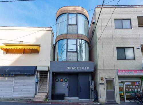 a tall building with a blue at SPACESHIP UNIT1 122Ta in Tokyo