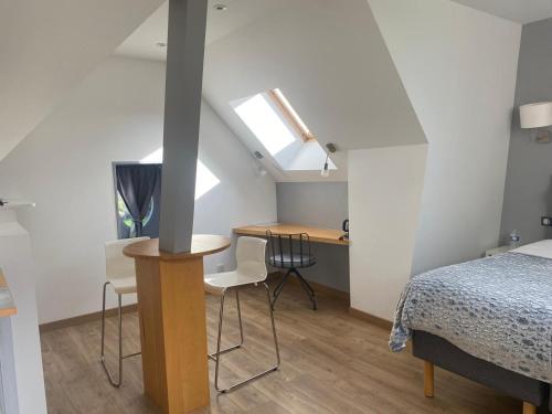 une chambre avec un lit, une table et un bureau dans l'établissement A1 chambre double au domaine de Treuillaud avec piscine, à Villers-les-Ormes