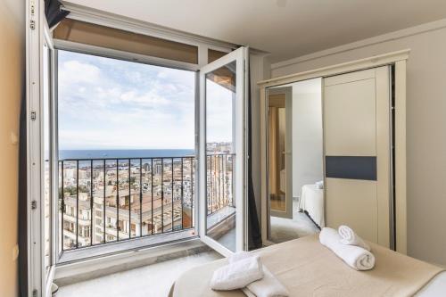 a bedroom with a view of the ocean at Appartement Spacieux à El Mouradia in El Mouradia