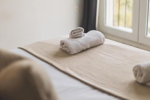a couple of towels sitting on top of a bed at Appartement Spacieux à El Mouradia in El Mouradia