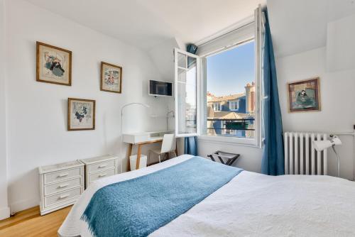 une chambre avec un lit et une fenêtre dans l'établissement Stunning Parisian 1BR Flat near the Eiffel Tower, à Paris