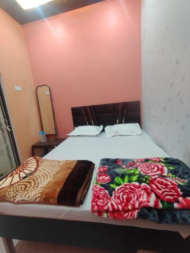 Postel nebo postele na pokoji v ubytování Maa mukteshwari home stay