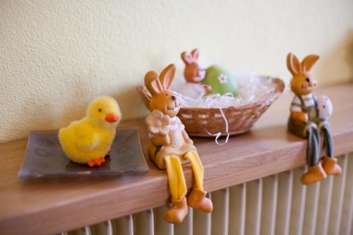 a shelf with figurines of animals and a basket of eggs at Studio Rouffach in Rouffach