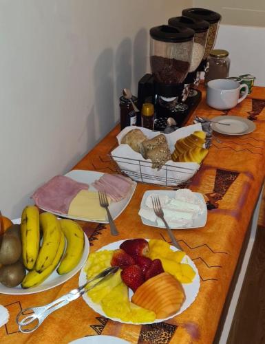 een tafel met borden fruit en keukengerei bij Mãe Maria House Pilgrims Santiago in Vila Chã