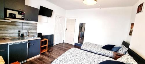 a small room with a bed and a kitchen at Studio Flat in Vauxhall Zone 1 in London