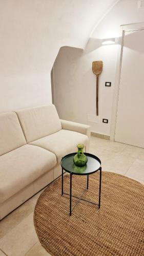 a living room with a couch and a table at B&B La Casa Di Bianca in Manfredonia