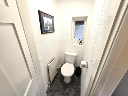 a small bathroom with a toilet and a window at North Lodge North in Knebworth