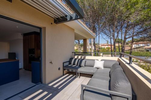 d'une terrasse avec un canapé et une table. dans l'établissement Appartement Sainte-Maxime - Welkeys, à Sainte-Maxime