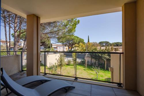 - une vue depuis le balcon d'une maison avec une grande fenêtre dans l'établissement Appartement Sainte-Maxime - Welkeys, à Sainte-Maxime