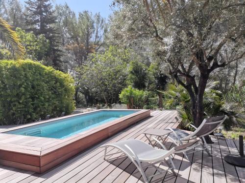 - une piscine sur une terrasse avec 2 chaises et une table dans l'établissement La Maison Du Soleil Provence, à Draguignan