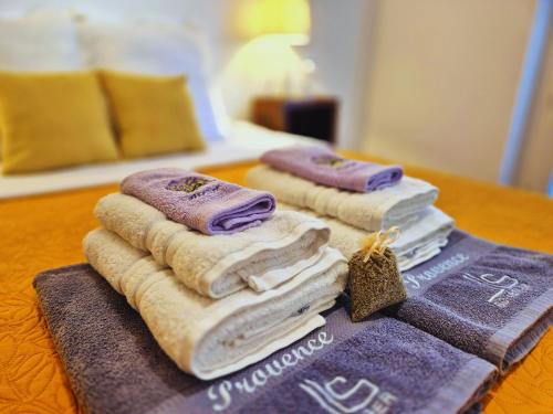 - un ensemble de serviettes sur une table dans une chambre d'hôtel dans l'établissement La Maison Du Soleil Provence, à Draguignan
