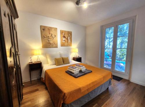 une chambre avec un lit et une grande fenêtre dans l'établissement La Maison Du Soleil Provence, à Draguignan