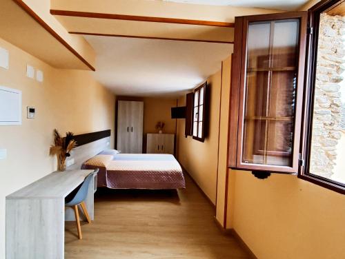 Un pat sau paturi într-o cameră la Hostal Restaurante LA SENDA
