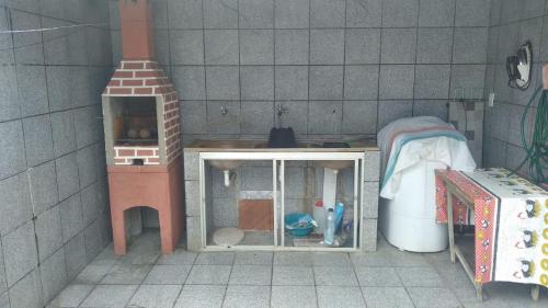 a toy kitchen with a table and a doll house at Casa santa Marta in Belém