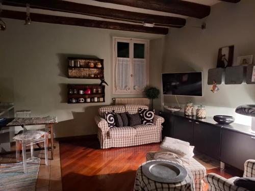 a living room with two couches and a table at Carducci in Como