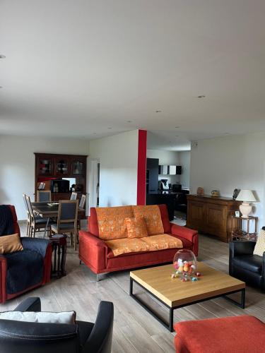 un salon avec un canapé et une table dans l'établissement La Maison de Mendigou, à Montredon