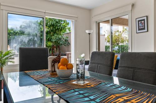 Mandria - Stylish 2BR Holiday Apartment Pool Complex BY VICHY Holidays