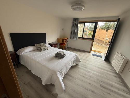 Un dormitorio con una cama y una ventana grande. en Posada Celtia, en Vigo
