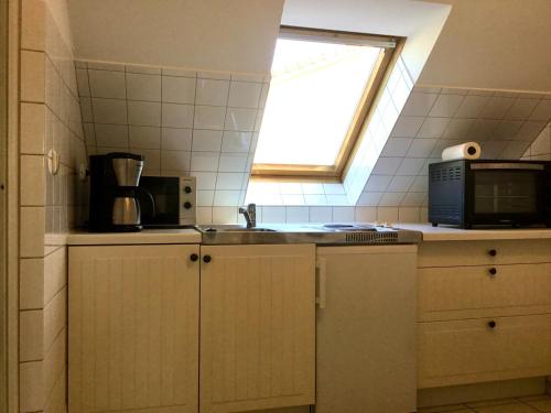 a kitchen with a sink and a window at Seute Deern- Görtz in Fehmarn