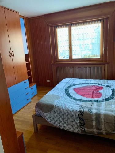 a bedroom with a bed and a window at Appartamento FedElia a Tarvisio vicino al centro in Tarvisio