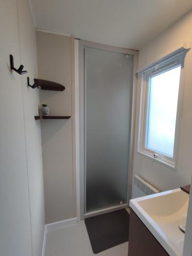 La salle de bains est pourvue d'une douche, d'un lavabo et d'une fenêtre. dans l'établissement Lou Soleil, à Carry-le-Rouet