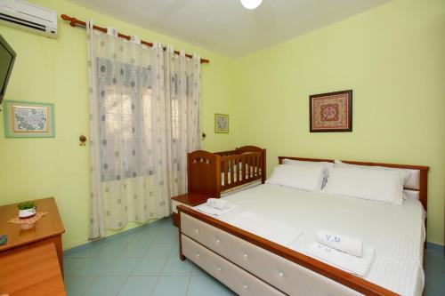 a bedroom with a large bed and a window at Villa Meminaj in Vlorë