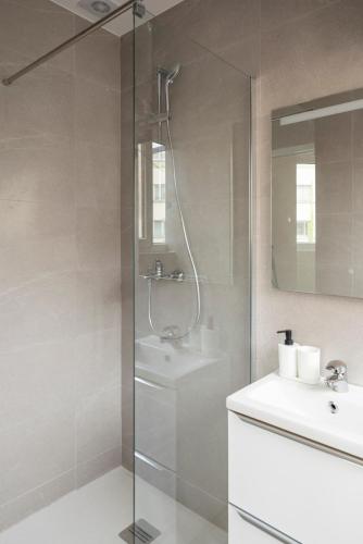 une salle de bain avec douche et lavabo dans l'établissement Studio calme proche de Paris 19 - V, à Le Pré-Saint-Gervais