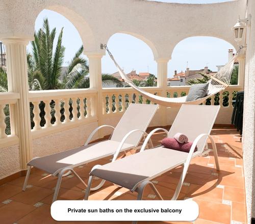 En balkon eller terrasse på Poolvilla Michelle in Strandnähe