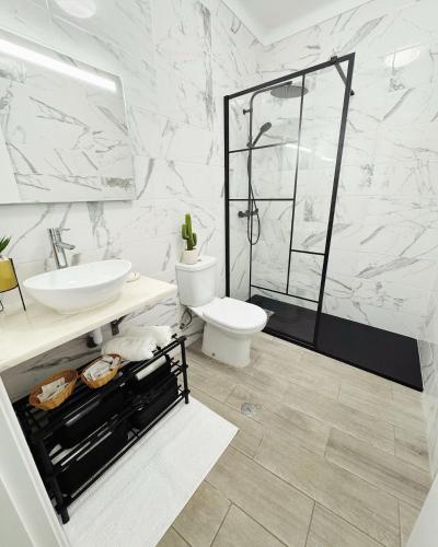 a bathroom with a shower and a toilet and a sink at Casa Solua in Reguengos de Monsaraz