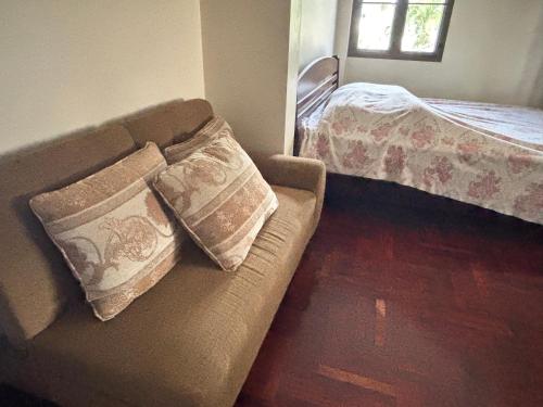 Wooden house and birdsong2にあるベッド