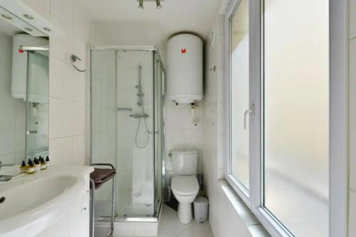 une salle de bain avec une douche, des toilettes et un lavabo dans l'établissement The Cosy Cocon Close to Eiffel Tower & Invalides, à Paris
